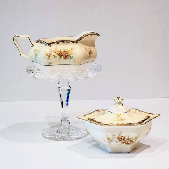 Antique Royal Winton creamer and sugar dish with lid. - Picture 1 of 11